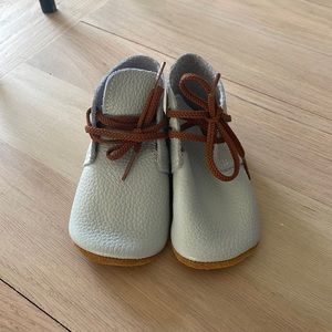 New Mon Petit “The Oxford” Bootie in color Mist. Size 5.
